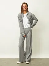 Campera negra con capucha, cierre frontal, mangas largas con puños elásticos y bolsillos laterales.