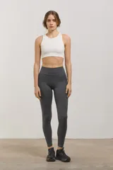 Calza larga deportiva de tiro alto con bolsillos laterales. Confeccionada en tejido elastizado de compresión media, diseñada para brindar soporte y comodidad durante actividades físicas.