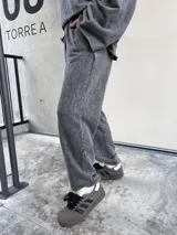 Pantalón de jogging gris nevado con bolsillos y tela elastizada.