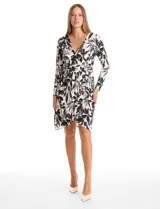 Vestido corto de seda fría con estampado botánico en blanco y negro. Presenta escote en V cruzado, mangas largas entalladas, cintura elastizada con aplique metálico lateral y ruedo asimétrico.