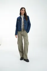 Campera de jean azul con cuello clásico, bolsillos frontales y cierre con botones metálicos.