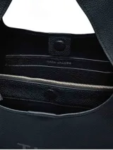 Bolso de hombro Marc Jacobs modelo The Sack, confeccionado en cuero negro con textura granulada. Presenta el nombre del modelo y la marca grabados en relieve en el frente. Diseño minimalista y espacioso con correa integrada al cuerpo del bolso.