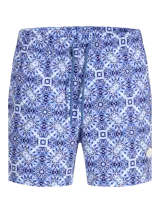 Short de baño Maui con estampado azul y blanco de estilo mayólica, cintura elástica con cordón de ajuste y bolsillos laterales.