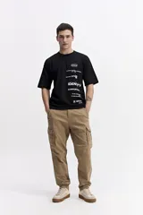 Remera negra de manga corta con escote redondo, ajuste regular y estampado frontal con texto en blanco.