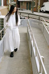 Pantalón culotte de tiro medio, color blanco, con cintura elástica y lazadas laterales ajustables.