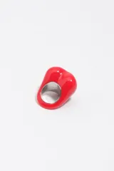 Anillo de resina color rojo con diseño abultado en forma de corazón y acabado brillante.