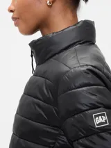 Campera puffer de corte recto y cuello alto, con cierre frontal y diseño acolchado horizontal.