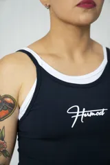Musculosa deportiva negra con doble tela y logo Hermod estampado en blanco.