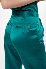 Pantalón negro de seda con tiro alto, corte recto, pinzas en la pretina y tajos en el ruedo.