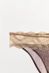 Braguita de tiro medio confeccionada en tejido semitransparente con detalle de encaje en la cintura a contraste.