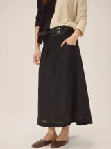 Falda larga negra de lino y tencel, con bolsillos laterales y detalles de costuras a la vista.