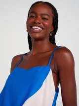 Musculosa azul con breteles finos ajustables y corte recto.