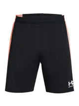 Short deportivo Under Armour Challenger Knit para hombre, color negro con detalles en salmón en los laterales y cintura elástica.