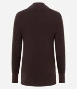 Suéter de punto color crema, con cuello alto, manga larga ajustada y textura zigzag.