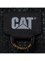 Bolso bandolera Cat modelo Ryan, color negro con estampado geométrico sutil. Cuenta con compartimento principal con cierre, bolsillo frontal con cremallera, bolsillo trasero con velcro y detalle de logo de la marca en el frente.