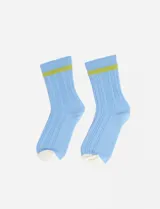 Par de medias de caña media color celeste con rayas horizontales verdes y puntera blanca.