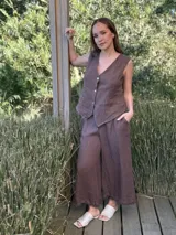 Chaleco blanco de lino con corte sastrero y botones de coco.