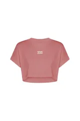Remera corta color rosa con cuello redondo y estampado con el número 222 en el pecho.