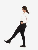 Pantalón de vestir negro, de corte ajustado, con bolsillos laterales y traseros.