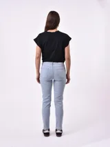 Jean de mujer, modelo Cadiz, tiro alto, corte skinny, color azul oscuro desgastado.