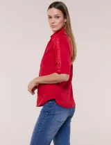 Camisa roja de poplín de algodón, de silueta semi entallada con cuello camisero y escote en V. Cuenta con cierre frontal de botones metálicos, bolsillos plaqué en el pecho y mangas 3/4 arremangables con presilla y argolla metálica.