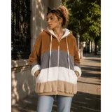 Campera peluda de mujer marca United Uy, con capucha y cierre frontal de cremallera. Presenta diseño de rayas horizontales en bloques de colores blanco, gris, beige y negro, con textura de piel sintética y puños elásticos.
