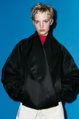 Chaqueta bomber acolchada de Zara Woman Collection, color azul marino, con cuello envolvente de solapa, manga larga con frunces y puños elásticos. Presenta bolsillos laterales y bajo con elástico interior.