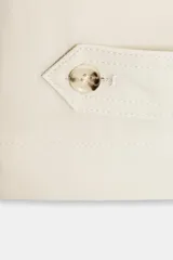 Pantalón culotte de tiro alto en color beige, con pernera ancha, bolsillos delanteros de vivo y bajo ajustable mediante trabillas con botón.