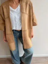 Kimono de línea italiana efecto gamuza color tostado, de diseño oversize con recortes y pespuntes decorativos a contratono.