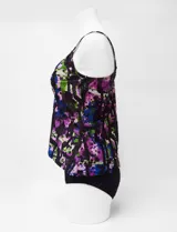 Tankini estampado de la marca Club del Sol, confeccionado con tejido italiano. Consta de una musculosa con escote en V fruncido, copa armada con sujetador interno y forro, combinada con una bombacha de bikini clásica a juego.