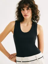 Musculosa básica de tela acanalada en color negro, con cuello redondo en U y breteles anchos.