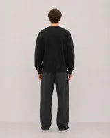 Buzo de cuello redondo con efecto lavado, corte oversize y puños acanalados.