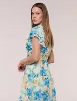 Vestido midi de gasa con estampado floral en tonos azules, verdes y amarillos, escote en V cruzado, mangas cortas con volados, cintura elastizada y bolsillos laterales.