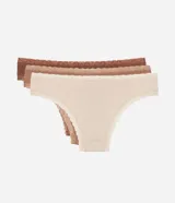 Kit de tres bombachas tipo bikini marca Lov, confeccionadas en microfibra con detalles de encaje en la cintura y piernas, y un pequeño moño decorativo en el centro delantero. Incluye tonos beige, tostado y marrón.