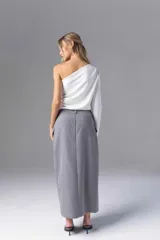 Falda midi negra con tajo lateral, bolsillos cargo y presillas para cinturón.