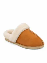 Pantuflas de cuero color tostado con interior y borde de corderito sintético color crema, suela plana de goma.