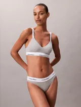 Corpiño de Calvin Klein con forro ligero, confeccionado en mezcla de algodón y modal. Presenta cuello en V, copas moldeadas sin aro y banda elástica inferior con el logo de la marca. Incluye tirantes ajustables con detalle de logo.