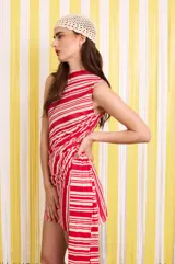 Vestido corto sin mangas con cuello redondo, confeccionado en microtul con un estampado en tonos cálidos como rojo, naranja y amarillo que simula un efecto tie-dye. Presenta un diseño ajustado al cuerpo con detalle de drapeado lateral en la cintura.
