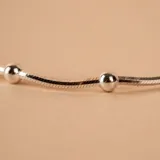 Pulsera semirrígida de plata 925 con diseño de cadena tipo serpiente y pequeñas esferas intercaladas a lo largo de toda la pieza.