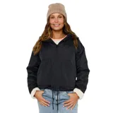Campera bomber Rip Curl color negro, con cierre frontal, capucha y puños con forro de corderito sintético color crema. Presenta un diseño con cordón ajustable en la cintura.