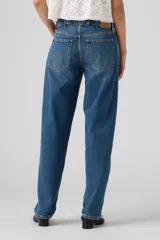 Pantalón de jean azul de tiro medio, con corte holgado y diseño taper.