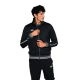 Campera negra de poliéster con cierre de cremallera y cuello alto. Presenta puños y cintura acanalados con rayas grises y blancas. Logo de Umbro bordado en el pecho.