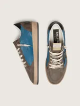 Zapatillas Golden Goose modelo Ball Star de estilo retro, combinando cuero liso azul con detalles de gamuza marrón, estrella lateral negra y suela con efecto envejecido.