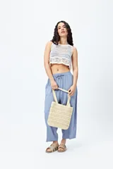 Pantalón ancho tipo baggy de tiro medio/alto, color celeste/azul claro, con cintura elástica y cordón ajustable. Confeccionado en una mezcla liviana de viscosa y lino.