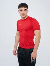 Remera térmica deportiva de manga corta de la marca Umbro, en color rojo, con cuello redondo y ajuste ceñido al cuerpo.