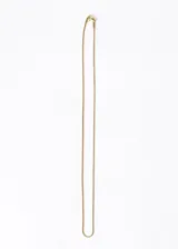 Cadena fina dorada tipo cola de ratón, de acero quirúrgico.