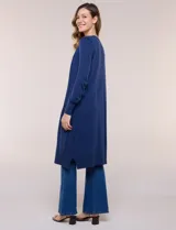 Cardigan largo de punto liviano y suave, de color blanco, con diseño abierto al frente, mangas largas con puños acanalados y bolsillos frontales aplicados.