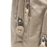 Cartera tipo bandolera de tela técnica color beige, con múltiples compartimentos exteriores con cierre, correa ajustable con logo y aplique circular con logo XL en el frente.