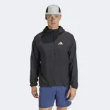 Campera de running Adidas color negro, con cierre frontal completo, capucha ajustable y logo reflectivo en el pecho. Cuenta con bolsillo para teléfono y diseño ergonómico para mayor libertad de movimiento.