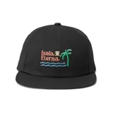 Gorra negra con visera plana y bordado frontal de una palmera, olas y texto "Isola Eterna".